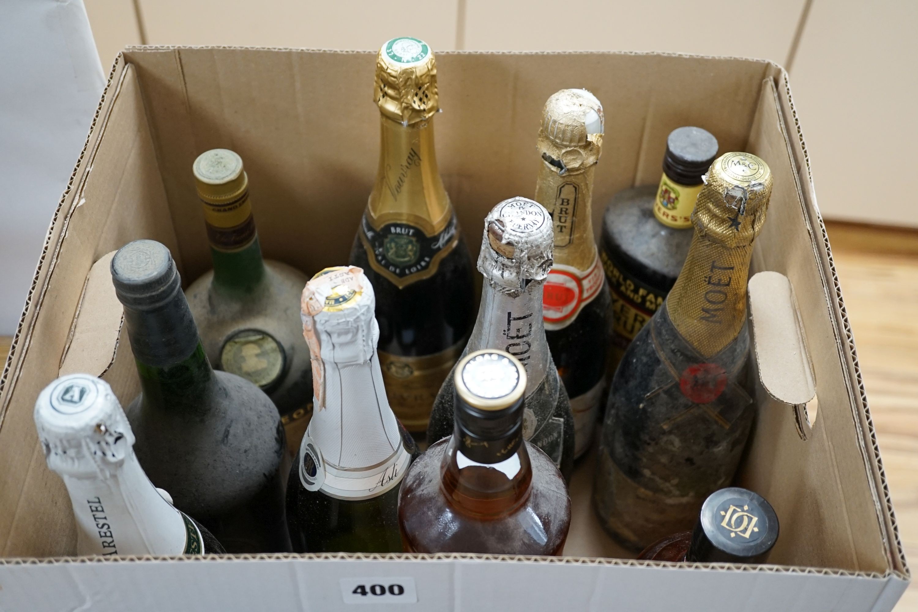 Champagnes, sparkling wines etc (12 bottles) including Moet et Chandon 1977 Silver Jubilee and a bottle of Drambuie